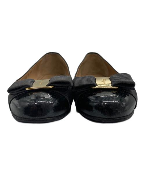 Salvatore Ferragamo（サルヴァトーレ フェラガモ）Salvatore Ferragamo (サルヴァトーレ フェラガモ) ヴァラリボン型押しレザーフラットパンプス グレー サイズ:6の古着・服飾アイテム