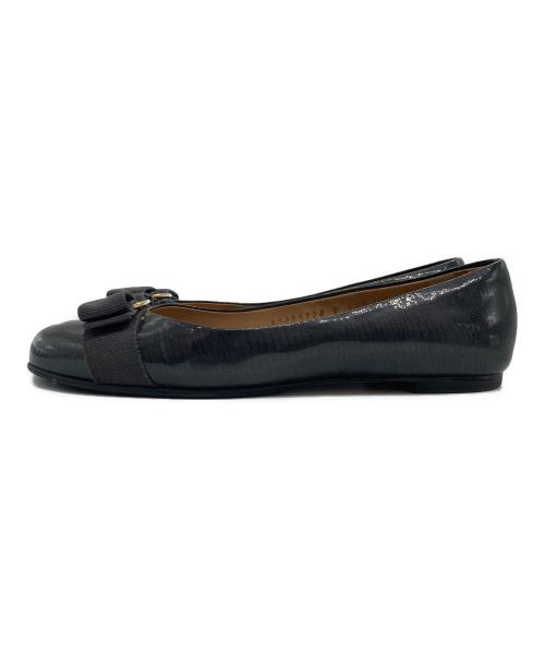 Salvatore Ferragamo（サルヴァトーレ フェラガモ）Salvatore Ferragamo (サルヴァトーレ フェラガモ) ヴァラリボン型押しレザーフラットパンプス グレー サイズ:6の古着・服飾アイテム