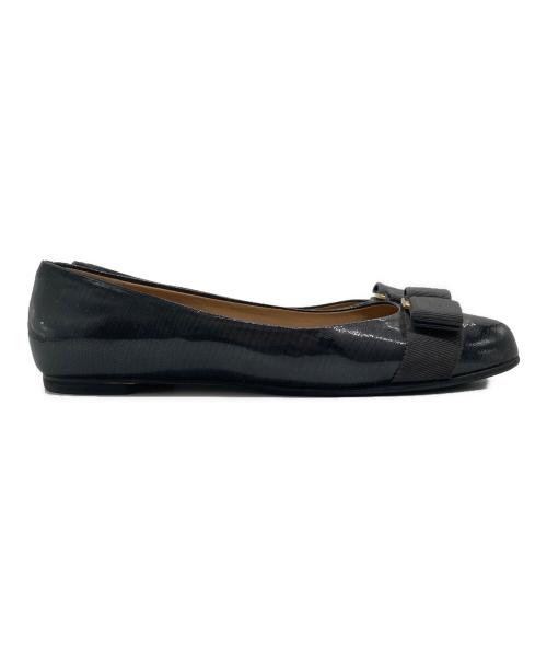 Salvatore Ferragamo（サルヴァトーレ フェラガモ）Salvatore Ferragamo (サルヴァトーレ フェラガモ) ヴァラリボン型押しレザーフラットパンプス グレー サイズ:6の古着・服飾アイテム