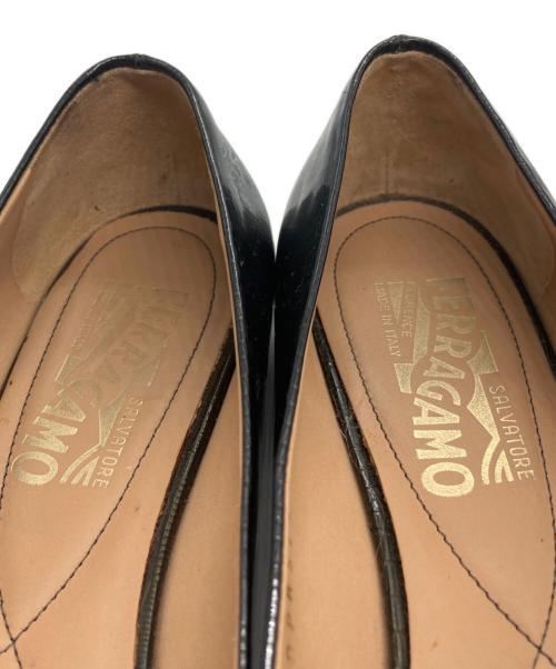 Salvatore Ferragamo（サルヴァトーレ フェラガモ）Salvatore Ferragamo (サルヴァトーレ フェラガモ) ヴァラリボン型押しレザーフラットパンプス グレー サイズ:6の古着・服飾アイテム