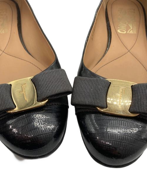 Salvatore Ferragamo（サルヴァトーレ フェラガモ）Salvatore Ferragamo (サルヴァトーレ フェラガモ) ヴァラリボン型押しレザーフラットパンプス グレー サイズ:6の古着・服飾アイテム