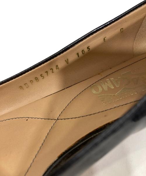 Salvatore Ferragamo（サルヴァトーレ フェラガモ）Salvatore Ferragamo (サルヴァトーレ フェラガモ) ヴァラリボン型押しレザーフラットパンプス グレー サイズ:6の古着・服飾アイテム