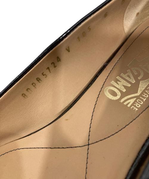 Salvatore Ferragamo（サルヴァトーレ フェラガモ）Salvatore Ferragamo (サルヴァトーレ フェラガモ) ヴァラリボン型押しレザーフラットパンプス グレー サイズ:6の古着・服飾アイテム