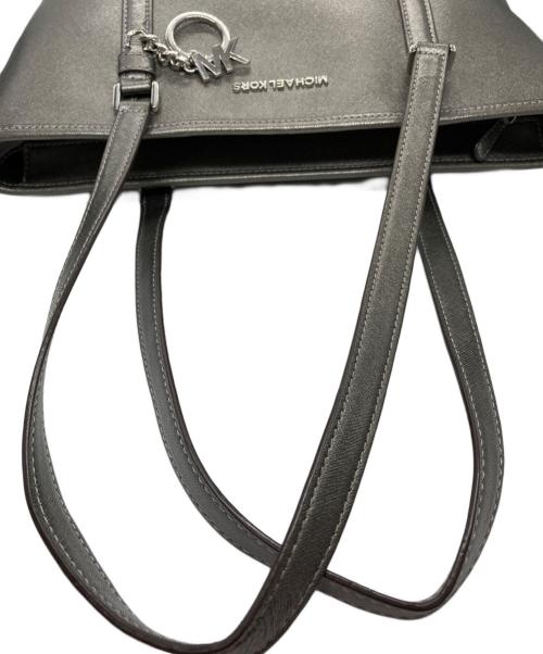 MICHAEL KORS（マイケルコース）MICHAEL KORS (マイケルコース) メタリックレザートートバッグ グレーの古着・服飾アイテム