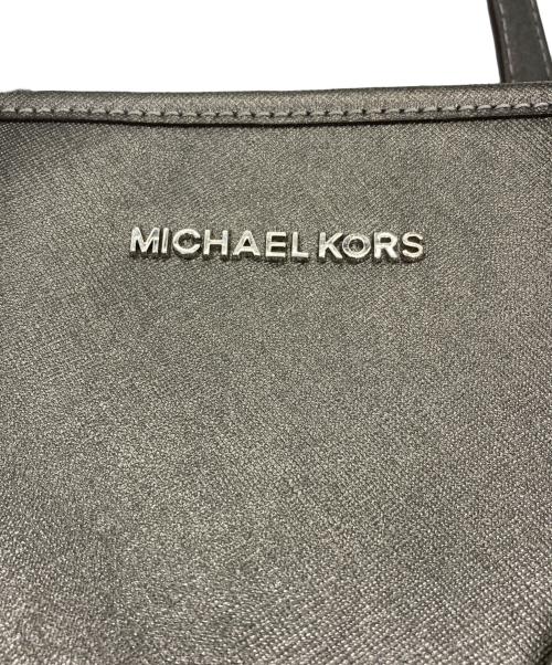 MICHAEL KORS（マイケルコース）MICHAEL KORS (マイケルコース) メタリックレザートートバッグ グレーの古着・服飾アイテム