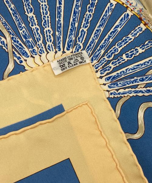 HERMES（エルメス）HERMES (エルメス) カレ90 AU CLAIR DE LA LUNA シルクスカーフ ブルー×イエローの古着・服飾アイテム