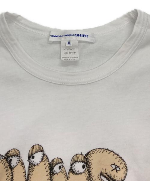 COMME des GARCONS SHIRT（コムデギャルソンシャツ）COMME des GARCONS SHIRT (コムデギャルソンシャツ) KAWS (カウズ) プリントTシャツ ホワイト サイズ:SIZE XLの古着・服飾アイテム