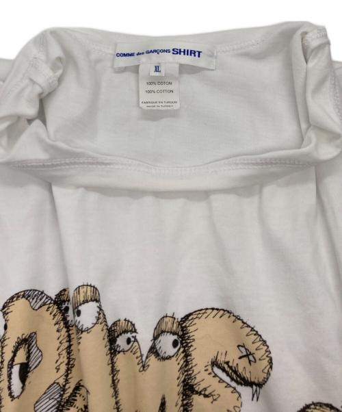 COMME des GARCONS SHIRT（コムデギャルソンシャツ）COMME des GARCONS SHIRT (コムデギャルソンシャツ) KAWS (カウズ) プリントTシャツ ホワイト サイズ:SIZE XLの古着・服飾アイテム