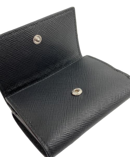 PRADA（プラダ）PRADA (プラダ) SAFFIANO TRIANGOLO TINY  3つ折り財布 ブラックの古着・服飾アイテム