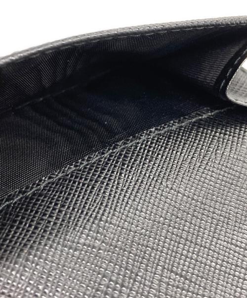 PRADA（プラダ）PRADA (プラダ) SAFFIANO TRIANGOLO TINY  3つ折り財布 ブラックの古着・服飾アイテム