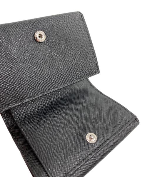 PRADA（プラダ）PRADA (プラダ) SAFFIANO TRIANGOLO TINY  3つ折り財布 ブラックの古着・服飾アイテム