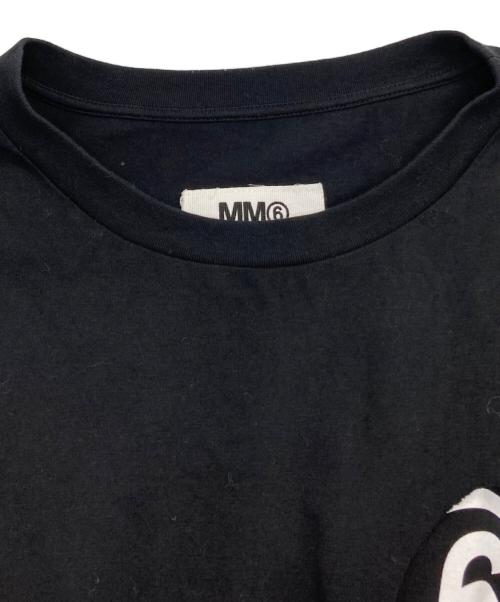 MM6 Maison Margiela（エムエムシックスメゾンマルジェラ）MM6 Maison Margiela (エムエムシックスメゾンマルジェラ) ナンバリング ロゴ Tシャツ ブラック サイズ:Mの古着・服飾アイテム