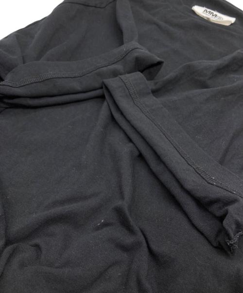 MM6 Maison Margiela（エムエムシックスメゾンマルジェラ）MM6 Maison Margiela (エムエムシックスメゾンマルジェラ) ナンバリング ロゴ Tシャツ ブラック サイズ:Mの古着・服飾アイテム