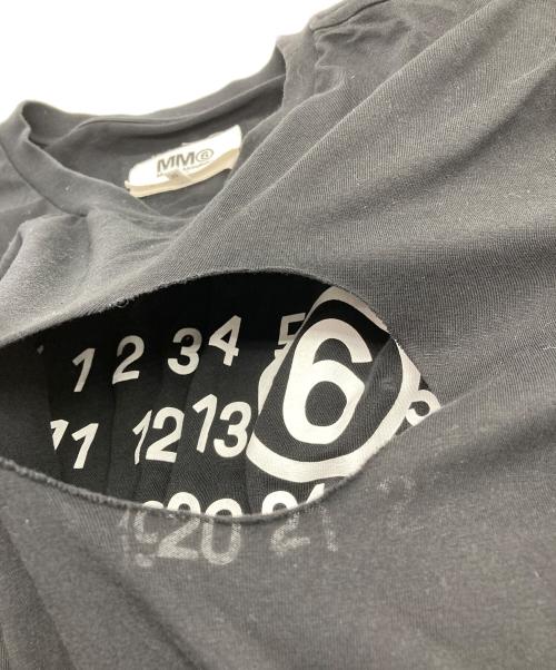 MM6 Maison Margiela（エムエムシックスメゾンマルジェラ）MM6 Maison Margiela (エムエムシックスメゾンマルジェラ) ナンバリング ロゴ Tシャツ ブラック サイズ:Mの古着・服飾アイテム