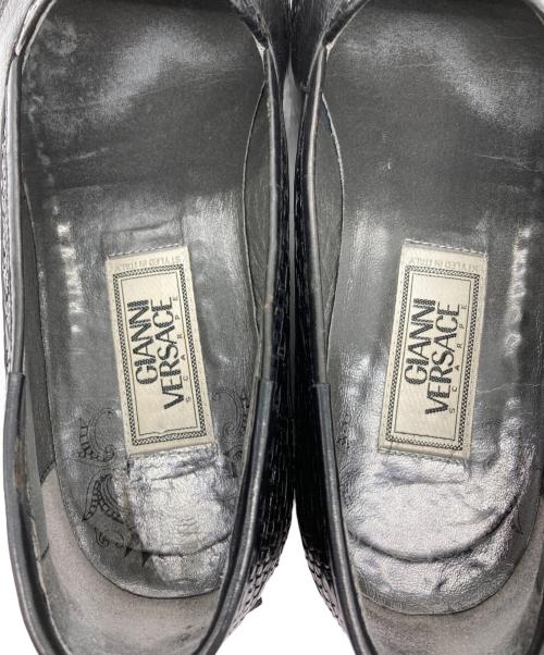 GIANNI VERSACE（ジャンニ・ヴェルサーチ）GIANNI VERSACE (ジャンニ・ヴェルサーチ) 編み込みレザーローファー ブラック サイズ:SIZE 40 1/2の古着・服飾アイテム