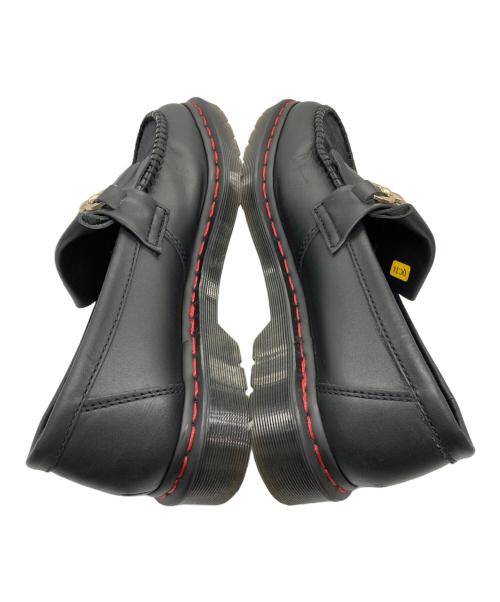 Dr.Martens（ドクターマーチン）Dr.Martens (ドクターマーチン) ADRIAN SNAFFLE CNY ハラコタッセルローファー ブラック×レッド サイズ:UK8の古着・服飾アイテム