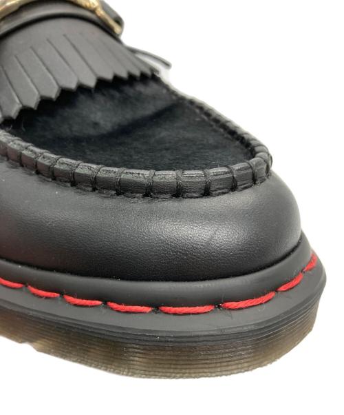Dr.Martens（ドクターマーチン）Dr.Martens (ドクターマーチン) ADRIAN SNAFFLE CNY ハラコタッセルローファー ブラック×レッド サイズ:UK8の古着・服飾アイテム