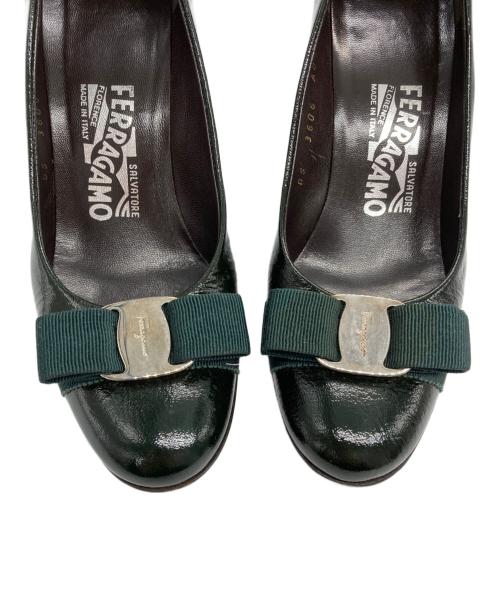 Salvatore Ferragamo（サルヴァトーレ フェラガモ）Salvatore Ferragamo (サルヴァトーレ フェラガモ) ヴァラリボン ハイヒール パンプス ダークグリーン サイズ:5Cの古着・服飾アイテム