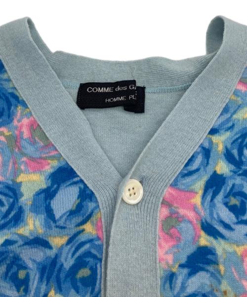 COMME des GARCONS HOMME PLUS（コムデギャルソンオムプリュス）COMME des GARCONS HOMME PLUS (コムデギャルソンオムプリュス) 薔薇柄 Vネックニットカーディガン スカイブルー×ピンク サイズ:表記無しの古着・服飾アイテム