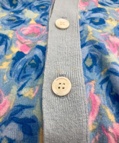 COMME des GARCONS HOMME PLUS（コムデギャルソンオムプリュス）COMME des GARCONS HOMME PLUS (コムデギャルソンオムプリュス) 薔薇柄 Vネックニットカーディガン スカイブルー×ピンク サイズ:表記無しの古着・服飾アイテム