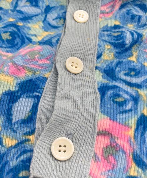 COMME des GARCONS HOMME PLUS（コムデギャルソンオムプリュス）COMME des GARCONS HOMME PLUS (コムデギャルソンオムプリュス) 薔薇柄 Vネックニットカーディガン スカイブルー×ピンク サイズ:表記無しの古着・服飾アイテム