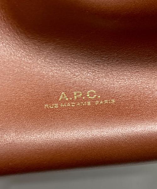 A.P.C.（アーペーセー）A.P.C. (アーペーセー) SAC COURTNEY ショルダーバッグ ブラウンの古着・服飾アイテム