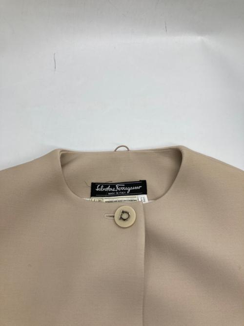 Salvatore Ferragamo（サルヴァトーレ フェラガモ）Salvatore Ferragamo (サルヴァトーレ フェラガモ) ノーカラージャケット ベージュ サイズ:(I)38 未使用品の古着・服飾アイテム
