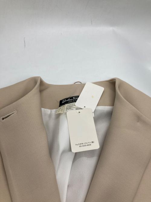 Salvatore Ferragamo（サルヴァトーレ フェラガモ）Salvatore Ferragamo (サルヴァトーレ フェラガモ) ノーカラージャケット ベージュ サイズ:(I)38 未使用品の古着・服飾アイテム