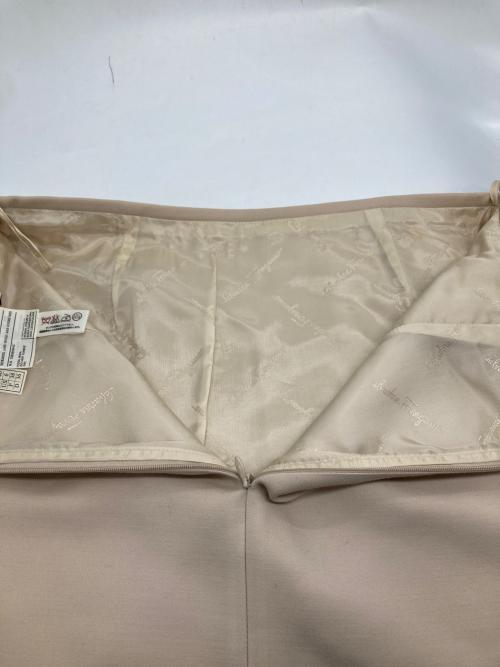Salvatore Ferragamo（サルヴァトーレ フェラガモ）Salvatore Ferragamo (サルヴァトーレ フェラガモ) タイトスカート ベージュ サイズ:(I)40 未使用品の古着・服飾アイテム