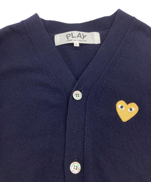 PLAY COMME des GARCONS（プレイコムデギャルソン）PLAY COMME des GARCONS (プレイコムデギャルソン) V-Neck Cardigan With Gold Emblem ネイビー×ゴールド サイズ:Ｌの古着・服飾アイテム