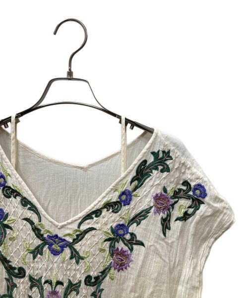 GRACE CONTINENTAL（（グレースコンチネンタル）GRACE CONTINENTAL (グレースコンチネンタル) リネン混フラワーカットワークワンピース ベージュ×グリーン サイズ:36の古着・服飾アイテム