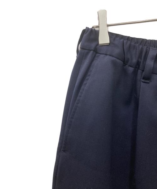 UNIVERSAL PRODUCTS.（ユニバーサルプロダクツ）UNIVERSAL PRODUCTS. (ユニバーサルプロダクツ) 23AW EASY TROUSERS タックワイドパンツ ネイビー サイズ:3の古着・服飾アイテム