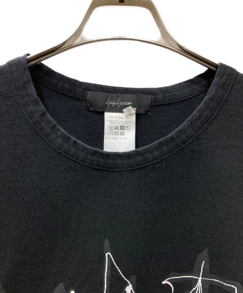 YOHJI YAMAMOTO（ヨウジヤマモト）YOHJI YAMAMOTO (ヨウジヤマモト) シグネチャーロゴ プレーンステッチ プリント クルーネック Tシャツ ブラック サイズ:3の古着・服飾アイテム