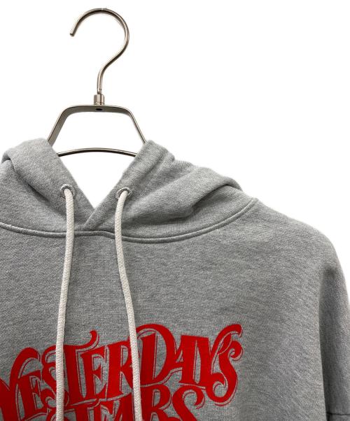 EMOTIONALLY UNAVAILABLE（エモーショナリー・アンアベイラブル）EMOTIONALLY UNAVAILABLE (エモーショナリー・アンアベイラブル) YESTERDAYS TEARS HOODIE グレー×レッド サイズ:SIZE Lの古着・服飾アイテム