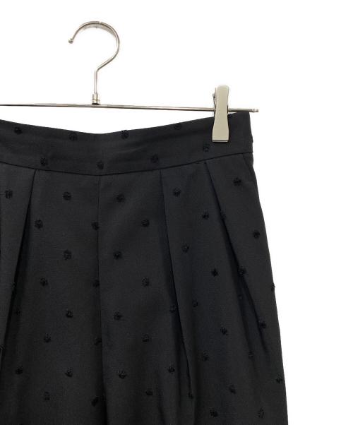 NOLLEY'S（ノーリーズ）NOLLEY'S (ノーリース) ウォッシャブルドットツッキリツータックテーパードパンツ ブラック サイズ:SIZE 38の古着・服飾アイテム