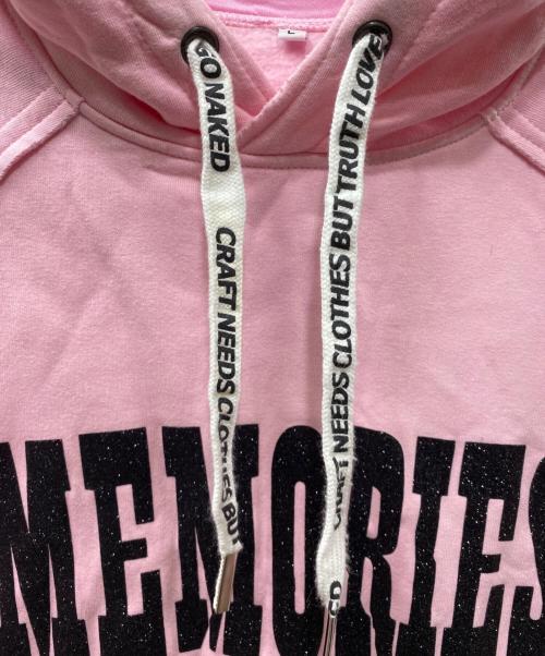 AKA SIX / SIMON BARKER（エーケーエー シックス）AKA SIX / SIMON BARKER (エーケーエー シックス) FRAGMENT DESIGN (フラグメントデザイン) MEMORIES JUMP HOODIE プルオーバーパーカー ピンク サイズ:Lの古着・服飾アイテム