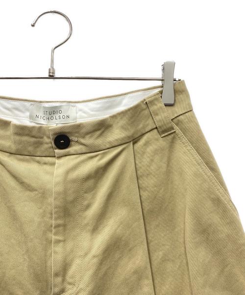 STUDIO NICHOLSON（スタジオ ニコルソン）STUDIO NICHOLSON (スタジオ ニコルソン) Peached Cotton Twill VOLUME PLEAT PANTS ベージュ サイズ:SIZE Sの古着・服飾アイテム