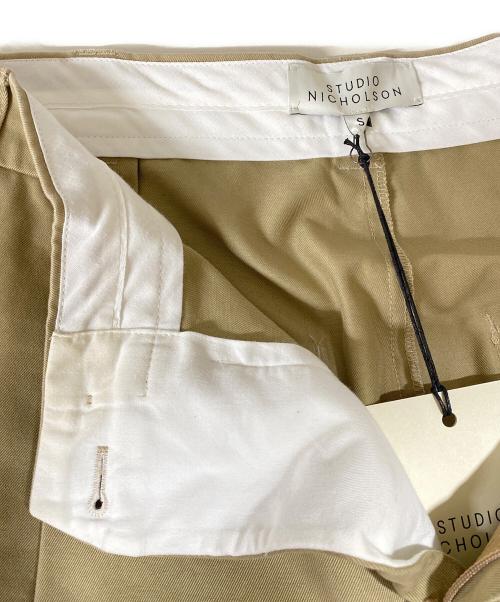 STUDIO NICHOLSON（スタジオ ニコルソン）STUDIO NICHOLSON (スタジオ ニコルソン) Peached Cotton Twill VOLUME PLEAT PANTS ベージュ サイズ:SIZE Sの古着・服飾アイテム