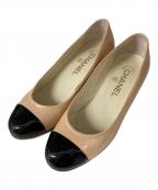 CHANELシャネル）の古着「カメリア ヒールパンプス」｜ベージュ