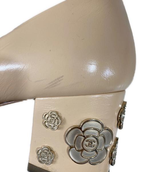CHANEL（シャネル）CHANEL (シャネル) カメリア ヒールパンプス ベージュ サイズ:36Cの古着・服飾アイテム