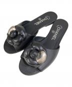 CHANELシャネル）の古着「カメリアサンダル」｜ブラック