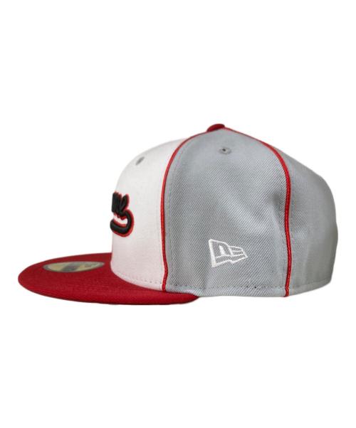 SUPREME（シュプリーム）SUPREME (シュプリーム) New Era (ニューエラ) 25SS Piping Script Logo Cap キャップ ホワイト×レッド サイズ:7 8/3の古着・服飾アイテム