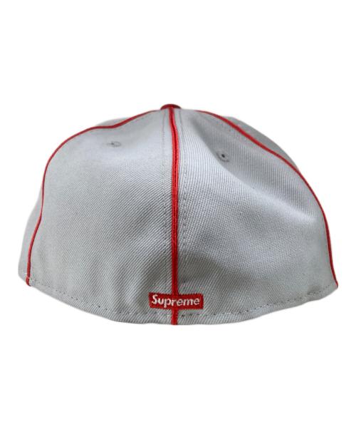 SUPREME（シュプリーム）SUPREME (シュプリーム) New Era (ニューエラ) 25SS Piping Script Logo Cap キャップ ホワイト×レッド サイズ:7 8/3の古着・服飾アイテム