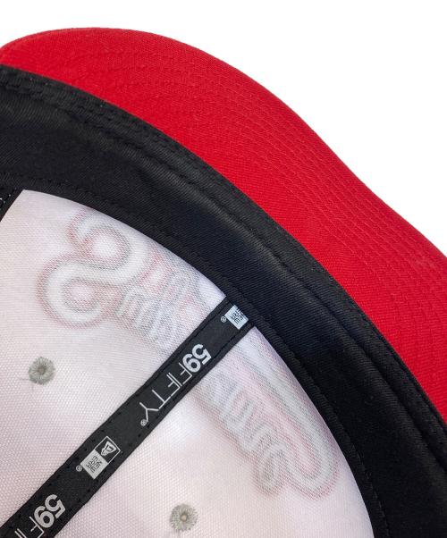 SUPREME（シュプリーム）SUPREME (シュプリーム) New Era (ニューエラ) 25SS Piping Script Logo Cap キャップ ホワイト×レッド サイズ:7 8/3の古着・服飾アイテム