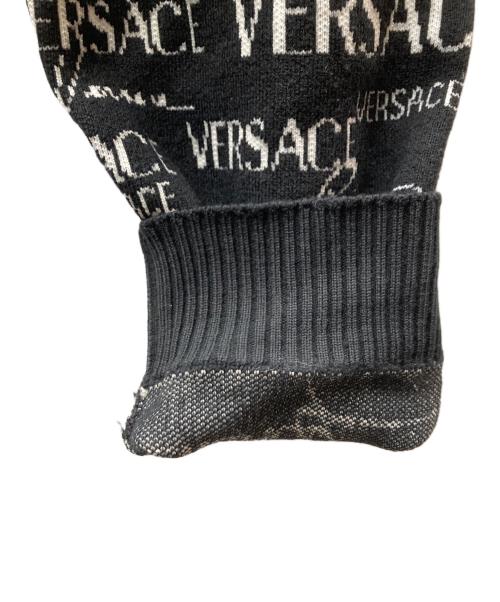 VERSACE（ヴェルサーチェ）VERSACE (ヴェルサーチェ) ジャガードロゴニット ブラック×ホワイト サイズ:52の古着・服飾アイテム