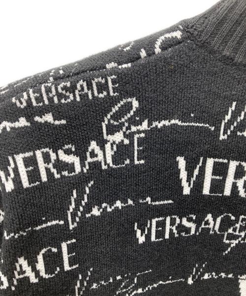 VERSACE（ヴェルサーチェ）VERSACE (ヴェルサーチェ) ジャガードロゴニット ブラック×ホワイト サイズ:52の古着・服飾アイテム