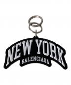 BALENCIAGAバレンシアガ）の古着「NEW YORK ロゴモチーフ キーホルダー チャーム」｜ホワイト×ブラック