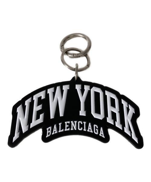 BALENCIAGA（バレンシアガ）BALENCIAGA (バレンシアガ) NEW YORK ロゴモチーフ キーホルダー チャーム ホワイト×ブラック サイズ:OneSizeの古着・服飾アイテム