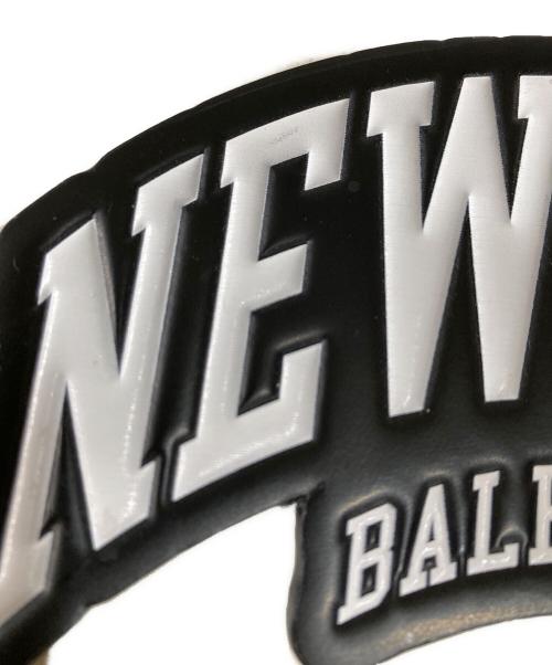 BALENCIAGA（バレンシアガ）BALENCIAGA (バレンシアガ) NEW YORK ロゴモチーフ キーホルダー チャーム ホワイト×ブラック サイズ:OneSizeの古着・服飾アイテム