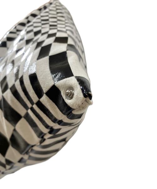 MM6 Maison Margiela（エムエムシックスメゾンマルジェラ）MM6 Maison Margiela (エムエムシックスメゾンマルジェラ) ィストーテッド チェックプリント クラシック Japaneseバッグ ホワイト×ブラック サイズ:OneSizeの古着・服飾アイテム